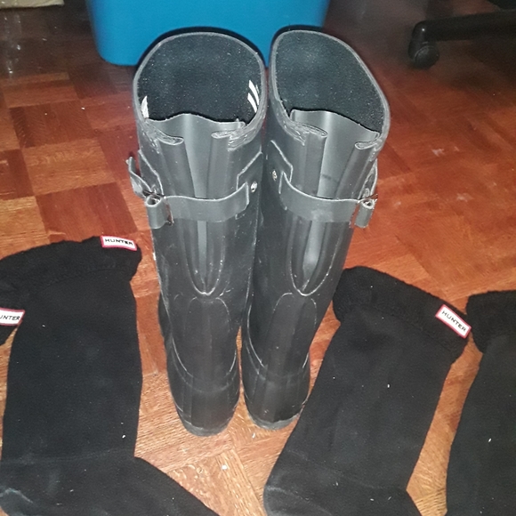 Like New "Hunter" Womens Size 7 Tall Heavy Duty Rubber Boot With 2 Pair Of Socks - Picture 8 of 16